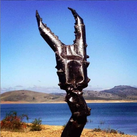 Clawed---FABRICATED--MILD-STEEL-OILED-outdoor,landmark-Tobias Benent,-australian-water-sculpture-large-oversize